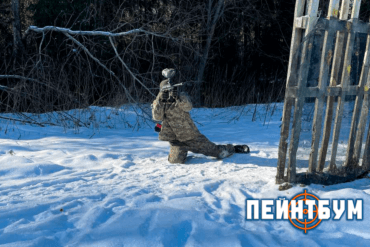 Ищете где поиграть зимой? В статье рассказали про пейнтбол в Подмосковье зимой и играют ли в пейнтбол зимой профессионально. А в конце — приглашение в клуб «ПейнтБум» (координаты 55.879438, 36.633601) со скидками для новичков.