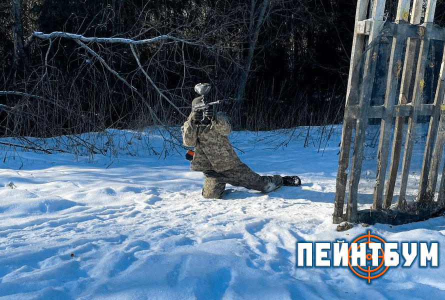 Ищете где поиграть зимой? В статье рассказали про пейнтбол в Подмосковье зимой и играют ли в пейнтбол зимой профессионально. А в конце — приглашение в клуб «ПейнтБум» (координаты 55.879438, 36.633601) со скидками для новичков.